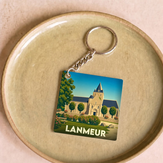 Porte-clés souvenir de la ville de Lanmeur avec une illustration stylisée.