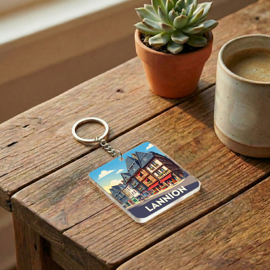Porte-clés souvenir de la ville de Lannion avec une illustration stylisée de ses maisons à colombages.
