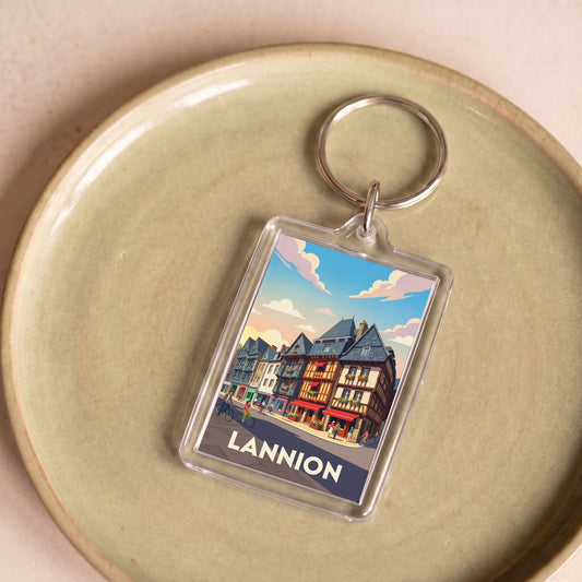 Porte-clés souvenir de la ville de Lannion avec une illustration stylisée de ses maisons à colombages.