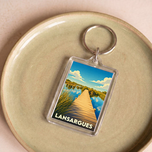Porte-clés souvenir de la ville de Lansargues avec une illustration stylisée d'un ponton en bois.
