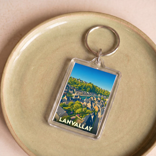 Porte-clés souvenir de la ville de Lanvallay avec une illustration stylisée de ses maisons et paysages.