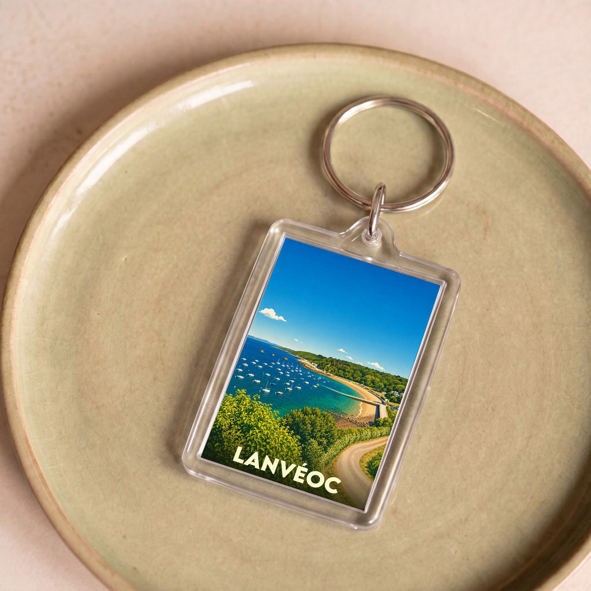 Porte-clés souvenir de la ville de Lanvéoc avec une illustration panoramique de sa côte.