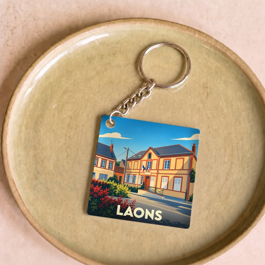Porte-clés souvenir de la ville de Laons illustré d'une scène urbaine colorée et stylisée.