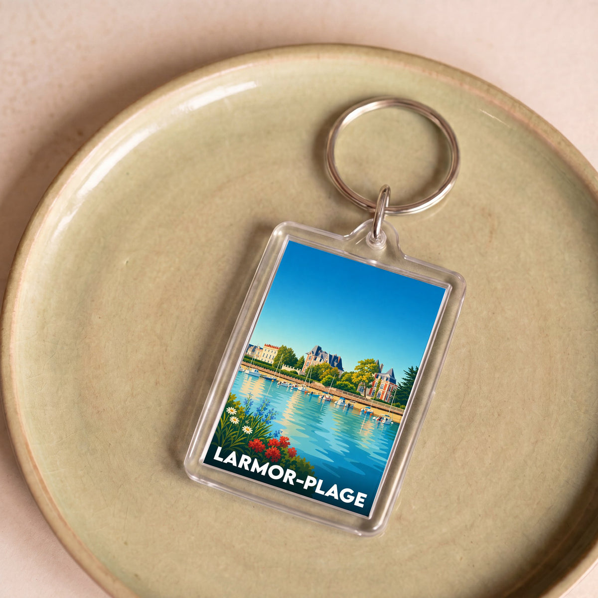 Porte-clés souvenir de la ville de Larmor-Plage avec une illustration stylisée du bord de mer.