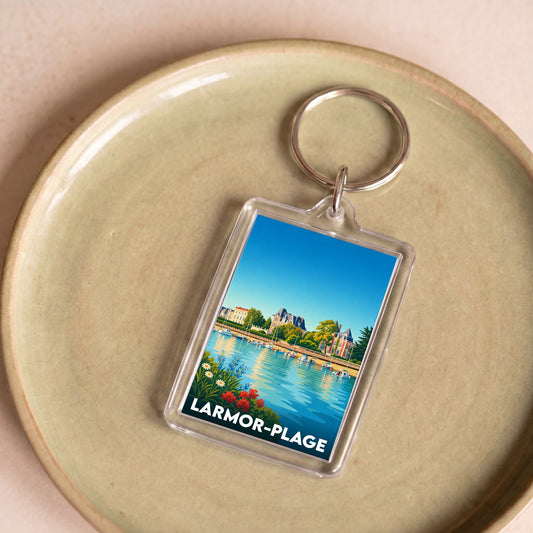 Porte-clés souvenir de la ville de Larmor-Plage avec une illustration stylisée du bord de mer.