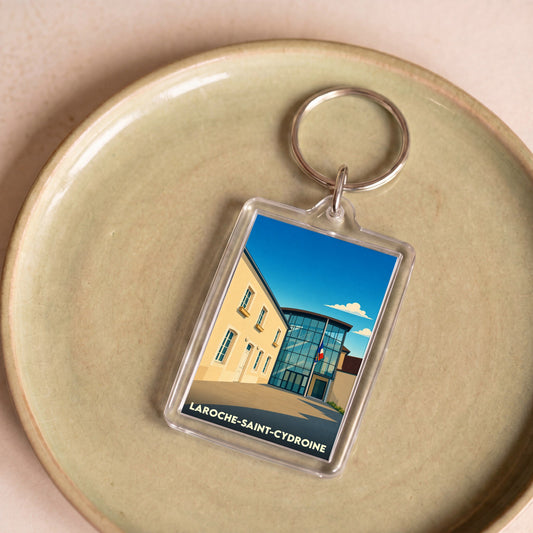 Porte-clés souvenir de la ville de Laroche-Saint-Cydroine avec une illustration stylisée de sa mairie.