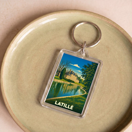 Porte-clés souvenir de la ville de Latillé avec une illustration stylisée de son château se reflétant dans l'eau.