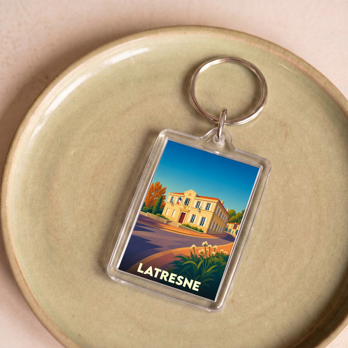 Porte-clés souvenir de la ville de Latresne avec une illustration stylisée de sa mairie.