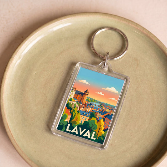 Porte-clés souvenir de la ville de Laval avec une illustration stylisée du paysage urbain.