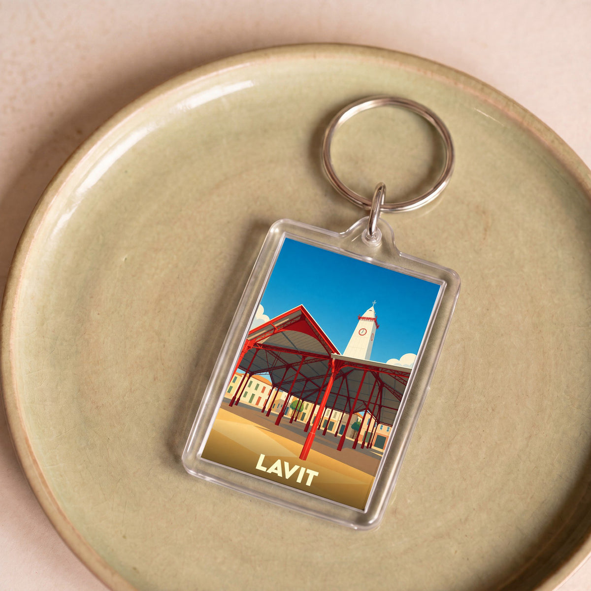 Porte-clés souvenir de la ville de Lavit avec une illustration stylisée de sa halle et de son clocher.