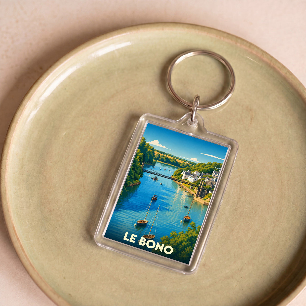 Porte-clés souvenir de la ville de Le Bono avec une illustration stylisée d'un port fluvial.