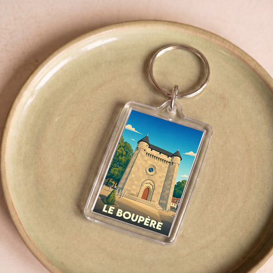 Porte-clés souvenir de la ville du Boupère avec une illustration stylisée de son église fortifiée.