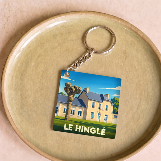 Porte-clés souvenir de la commune de Le Hinglé avec une illustration stylisée de sa mairie.
