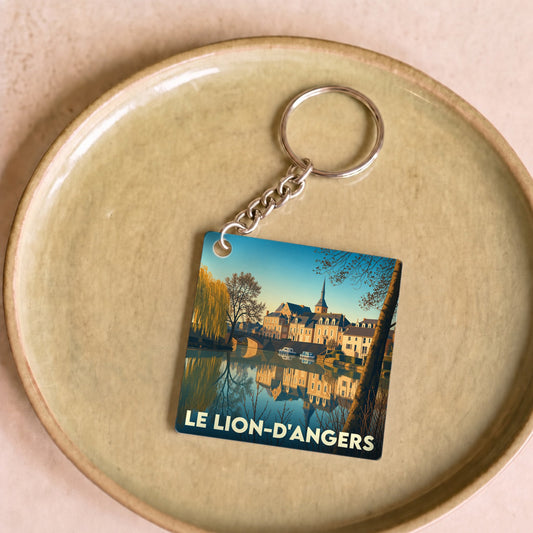 Porte-clés souvenir de la ville de Le Lion-d'Angers avec une illustration stylisée.