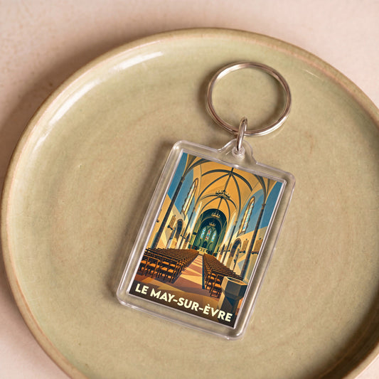 Porte-clés souvenir de la ville de Le May-sur-Èvre avec une illustration stylisée de l'intérieur de son église.