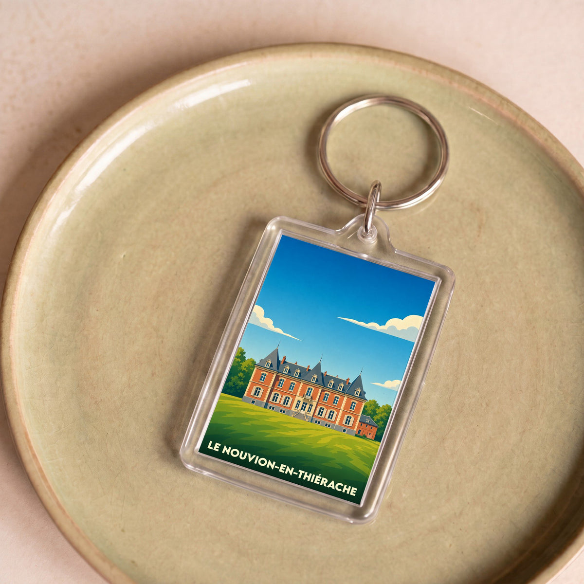 Porte-clés souvenir de la ville du Nouvion-en-Thiérache avec une illustration stylisée de son château.