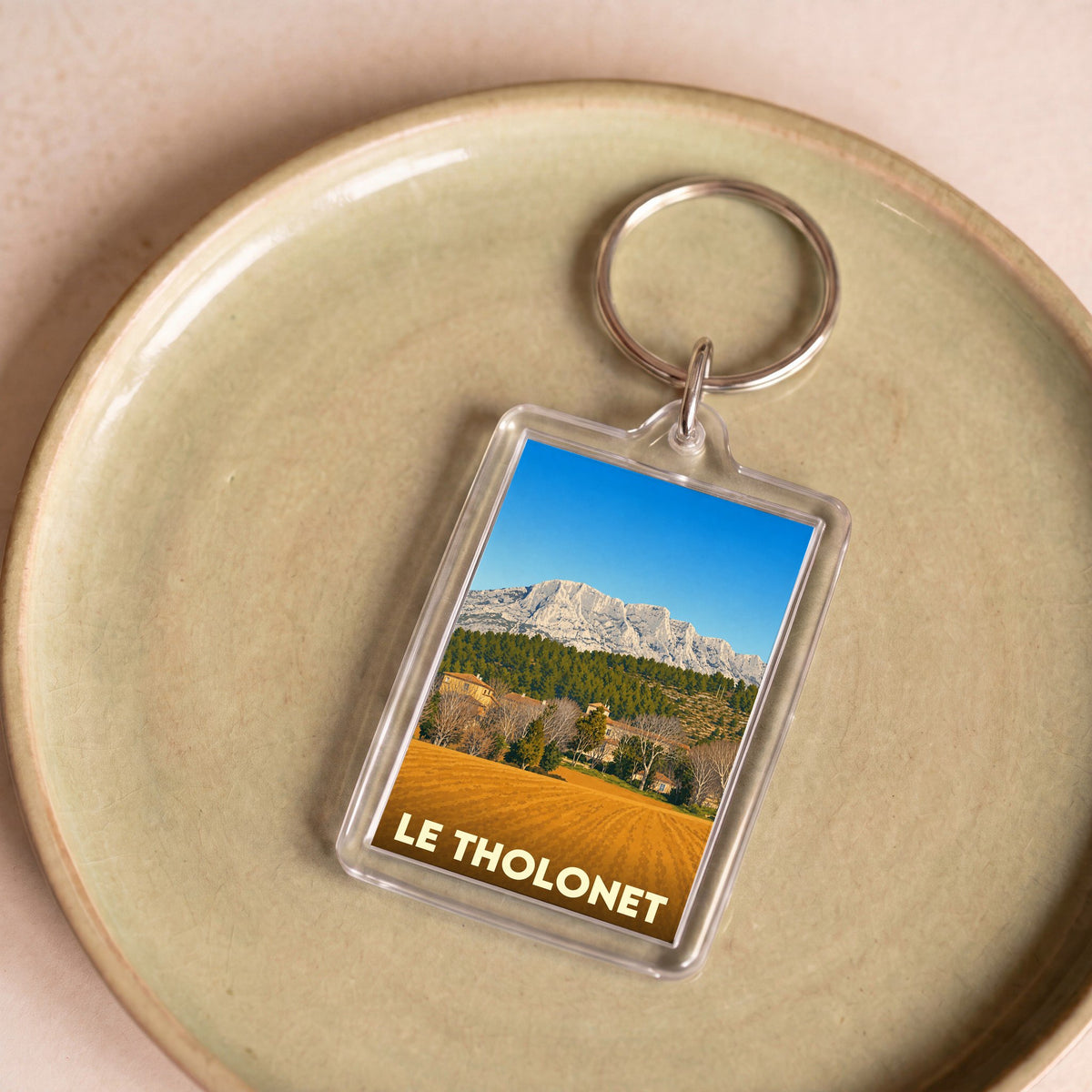 Porte-clés souvenir de la ville de Le Tholonet avec une illustration de la montagne Sainte-Victoire.
