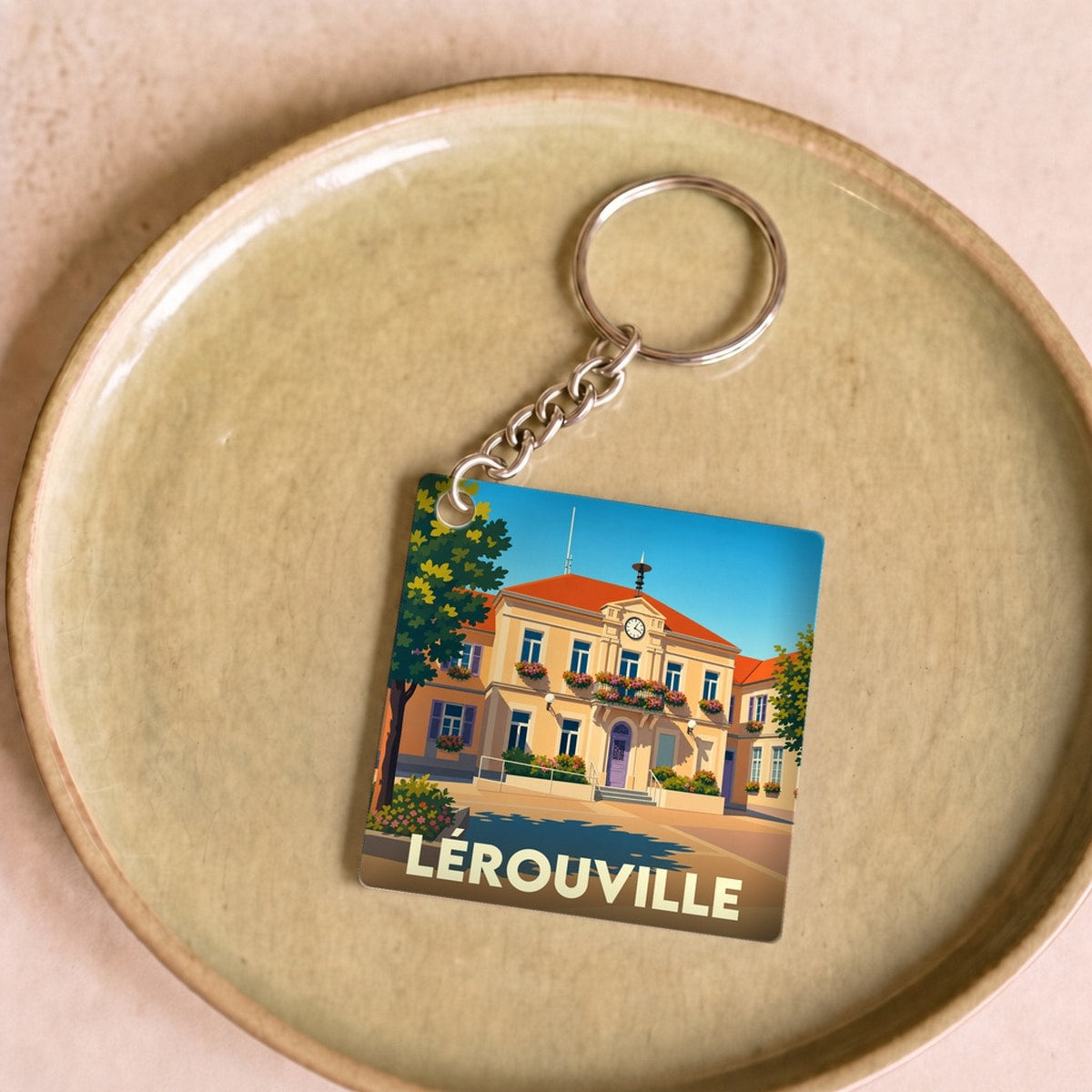 Porte-clés souvenir de la ville de Lérouville avec une illustration stylisée de son hôtel de ville.