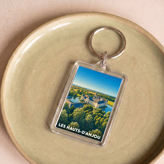 Porte-clés souvenir de la ville de Les Hauts-d'Anjou avec une illustration stylisée de son patrimoine.