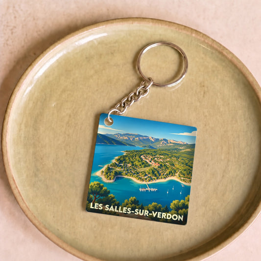Porte-clés souvenir de la commune Les Salles-sur-Verdon avec une illustration stylisée du lac de Sainte-Croix.
