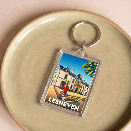 Porte-clés souvenir de la ville de Lesneven avec une illustration stylisée de son patrimoine.