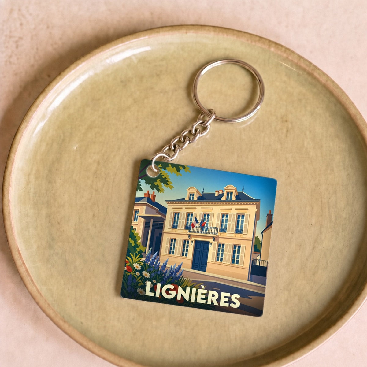 Porte-clés souvenir de la ville de Lignières avec une illustration stylisée de son hôtel de ville.