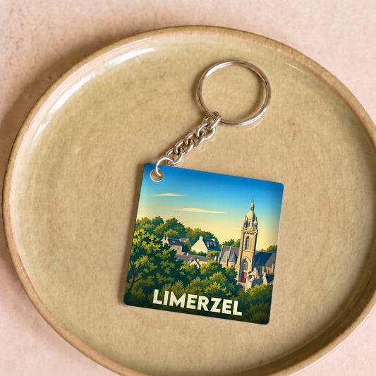 Porte-clés souvenir de la ville de Limerzel avec une illustration stylisée d'une église entourée de verdure.