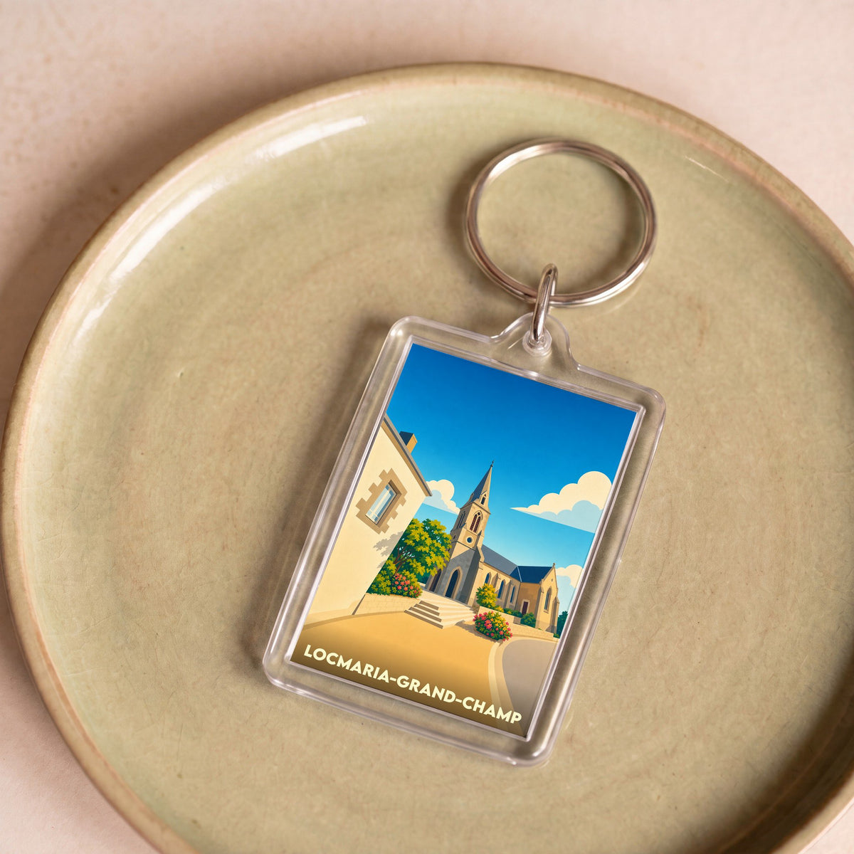 Porte-clés souvenir de la ville de Locmaria-Grand-Champ avec une illustration stylisée de son église.
