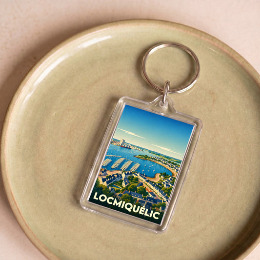 Porte-clés souvenir de la ville de Locmiquélic avec une illustration stylisée du port et de ses environs.