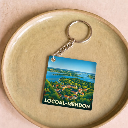 Porte-clés souvenir de la ville de Locoal-Mendon avec une illustration stylisée d'un paysage côtier.