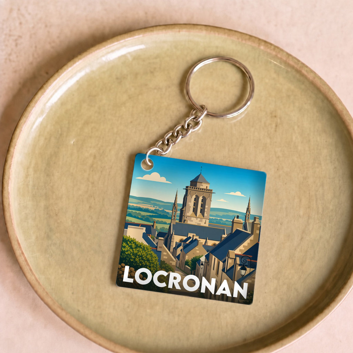 Porte-clés souvenir de la ville de Locronan avec une illustration stylisée.