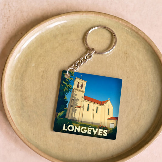 Porte-clés souvenir de la ville de Longèves avec une illustration stylisée de son église.