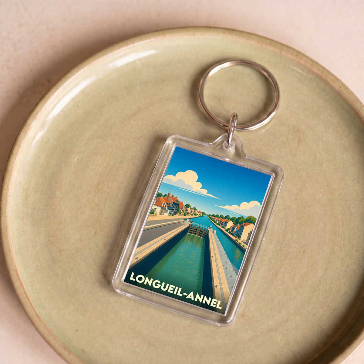 Porte-clés souvenir de la ville de Longueil-Annel avec une illustration stylisée de son canal.