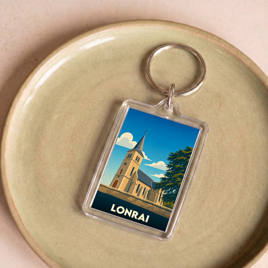 Porte-clés souvenir de la ville de Lonrai avec une illustration stylisée d'une église sous un ciel bleu.