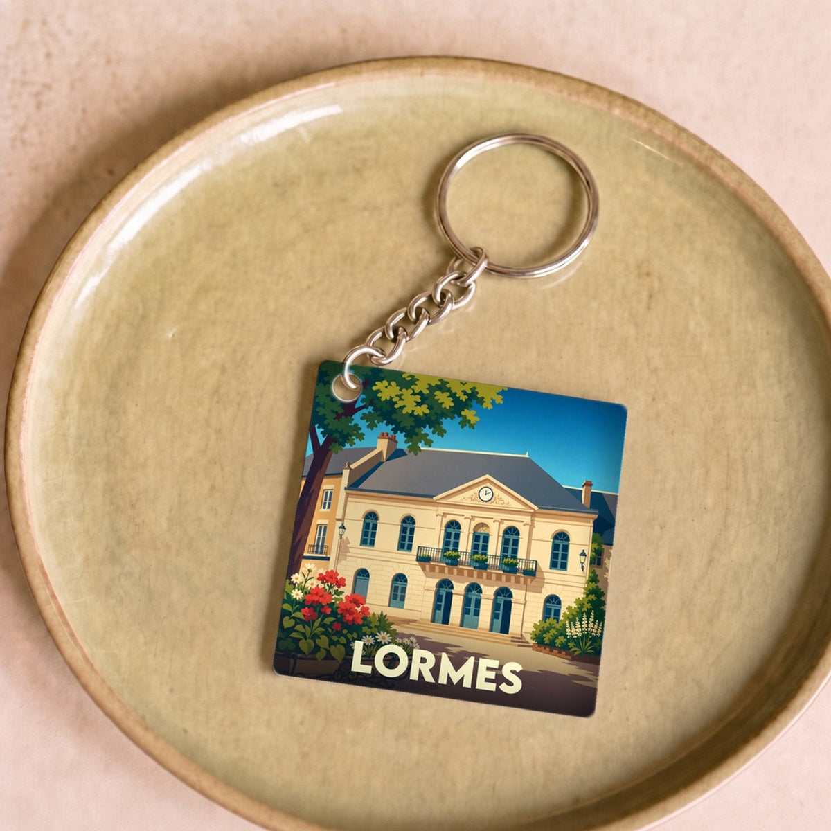 Porte-clés souvenir de la ville de Lormes avec une illustration stylisée de l'hôtel de ville.