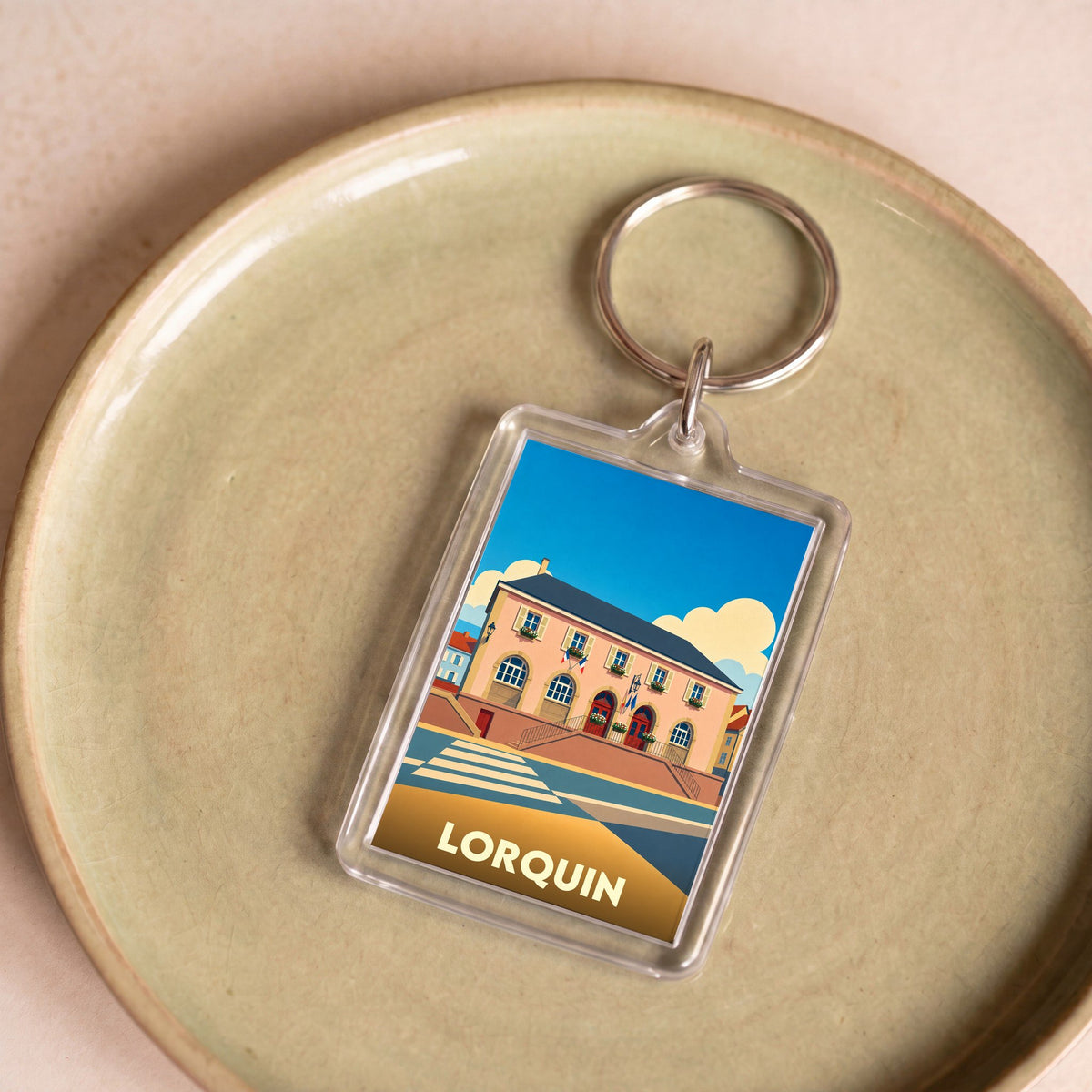 Porte-clés souvenir de la ville de Lorquin avec une illustration stylisée.