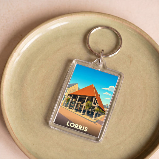 Porte-clés souvenir de la ville de Lorris avec une illustration stylisée de ses halles historiques.