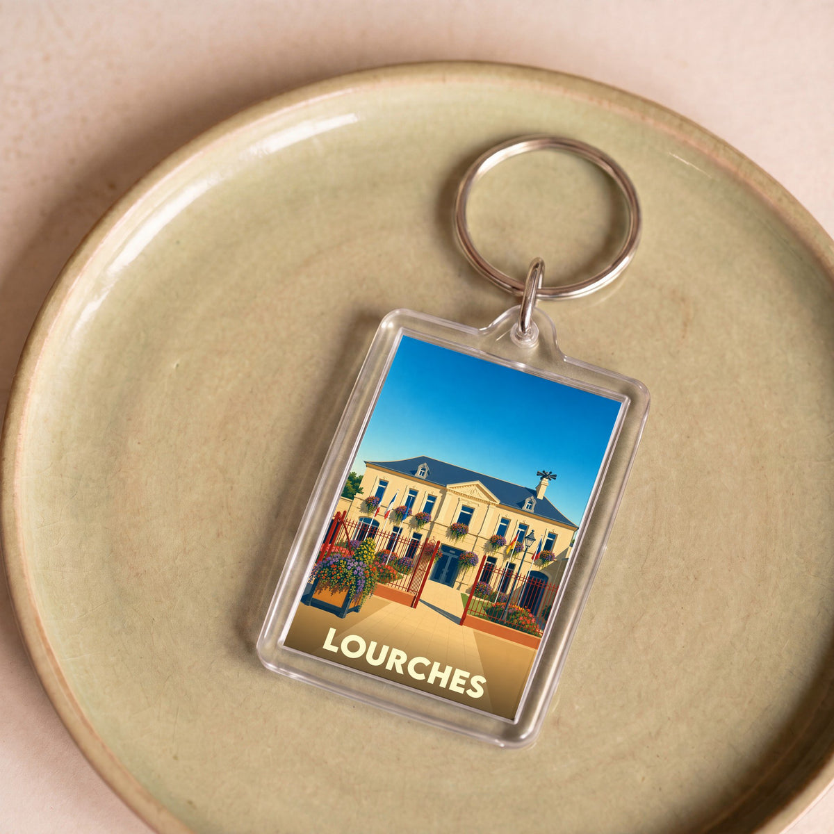 Porte-clés souvenir de la ville de Lourches avec une illustration stylisée de sa mairie.