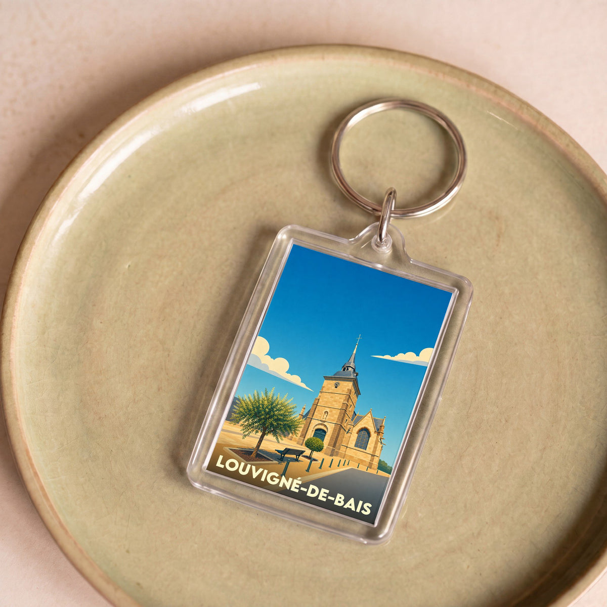 Porte-clés souvenir de la ville de Louvigné-de-Bais avec une illustration stylisée de son église.