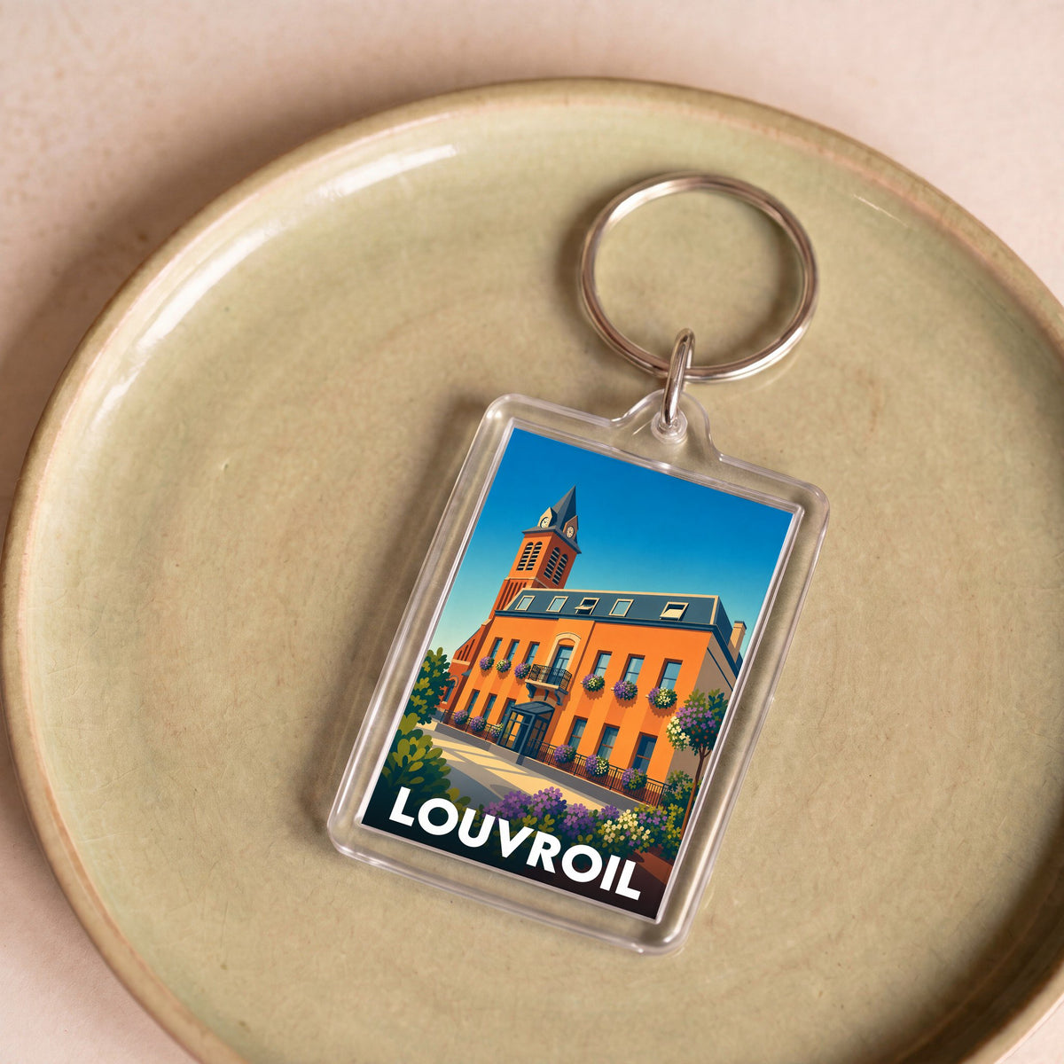 Porte-clés souvenir de la ville de Louvroil avec une illustration stylisée de son hôtel de ville.