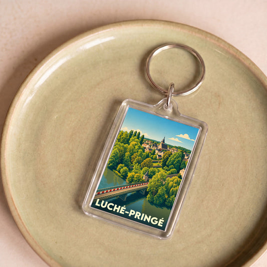 Porte-clés souvenir de la ville de Luché-Pringé avec une illustration stylisée.