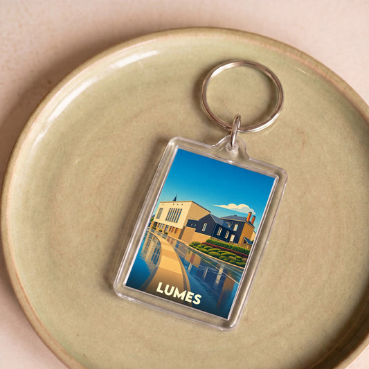 Porte-clés souvenir de la ville de Lumes avec une illustration stylisée.
