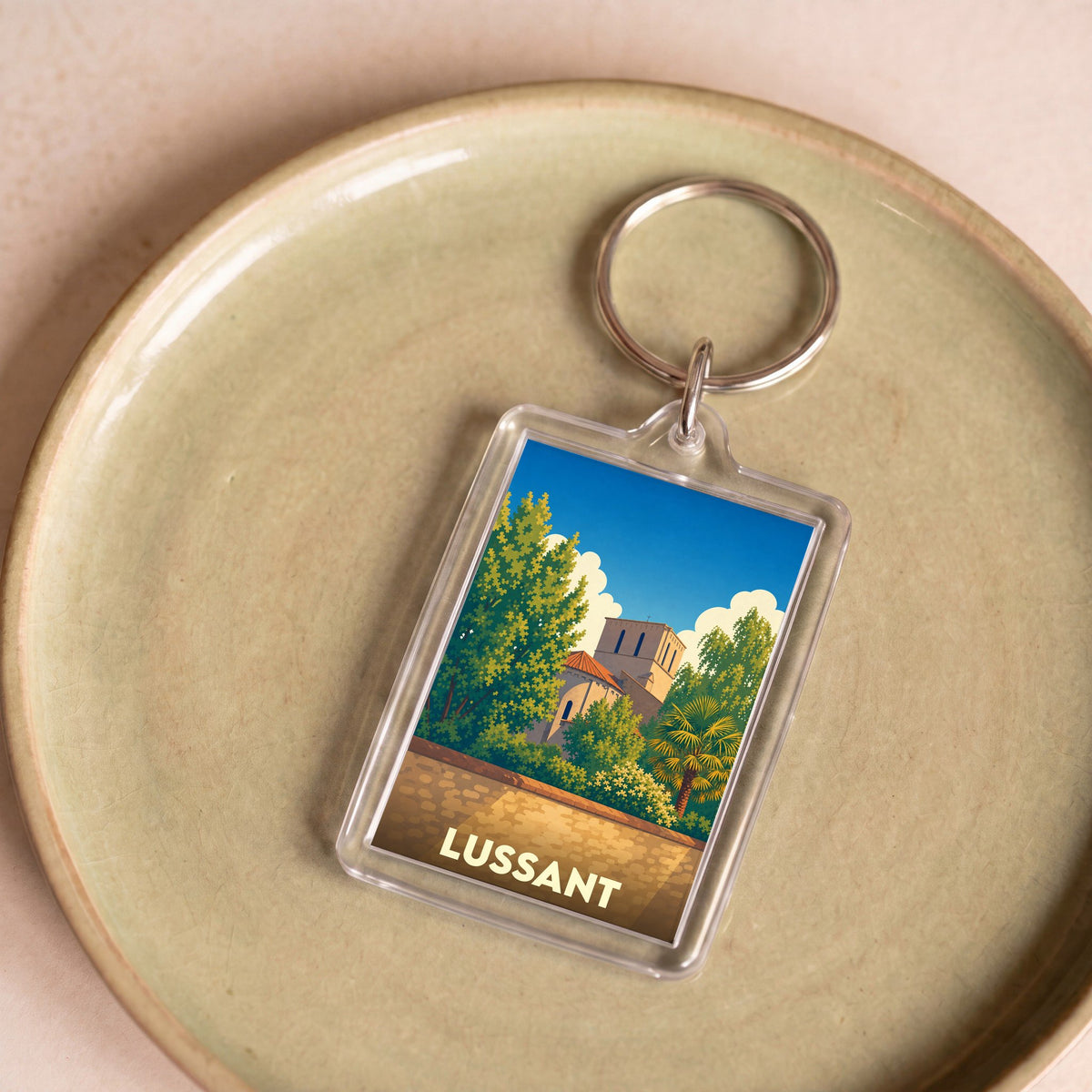 Porte-clés souvenir de la ville de Lussant avec une illustration stylisée.