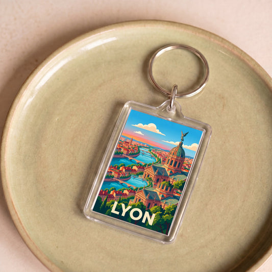 Porte-clés souvenir de la ville de Lyon avec une illustration stylisée.