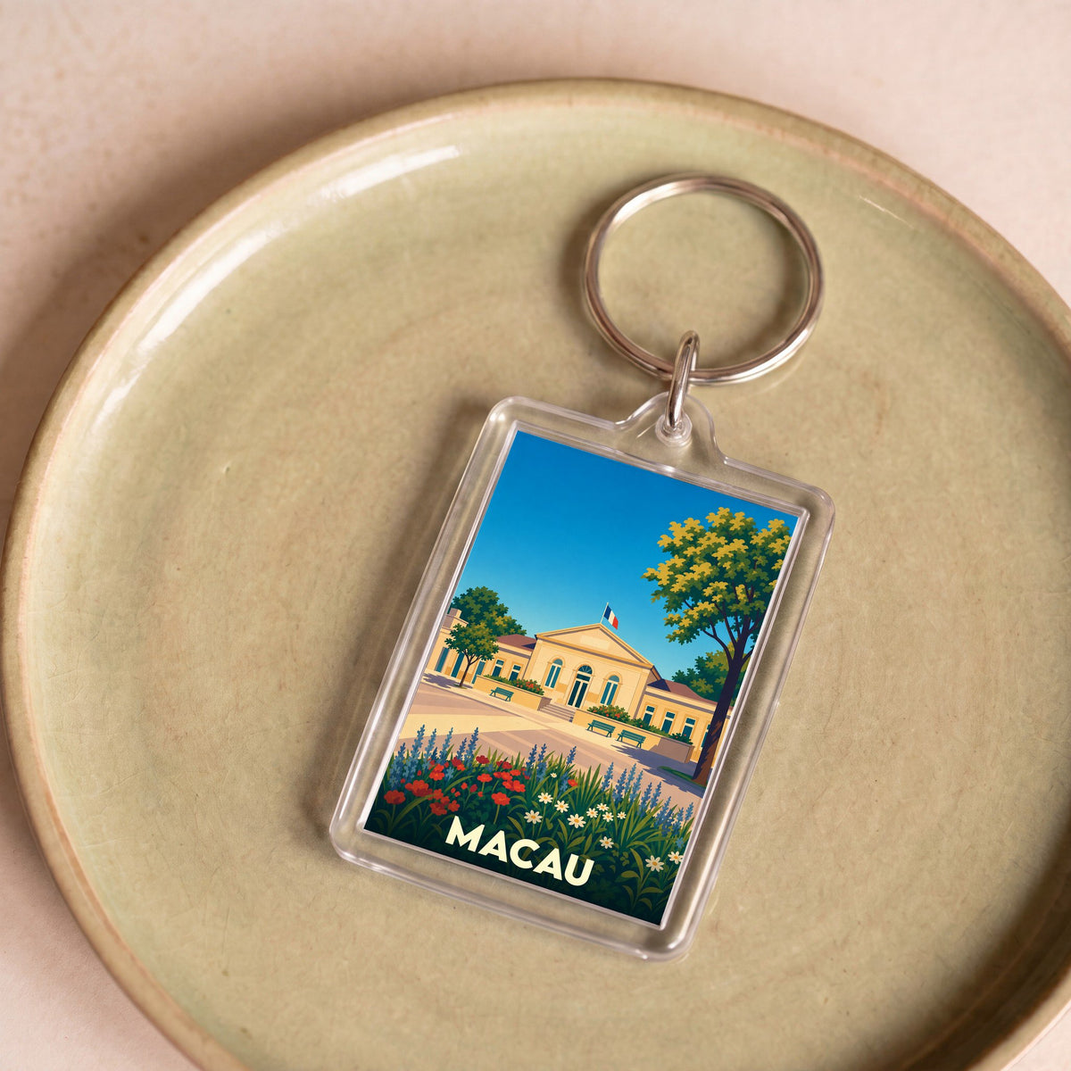 Porte-clés souvenir de la ville de Macau avec une illustration stylisée d'un bâtiment historique sous un ciel bleu.