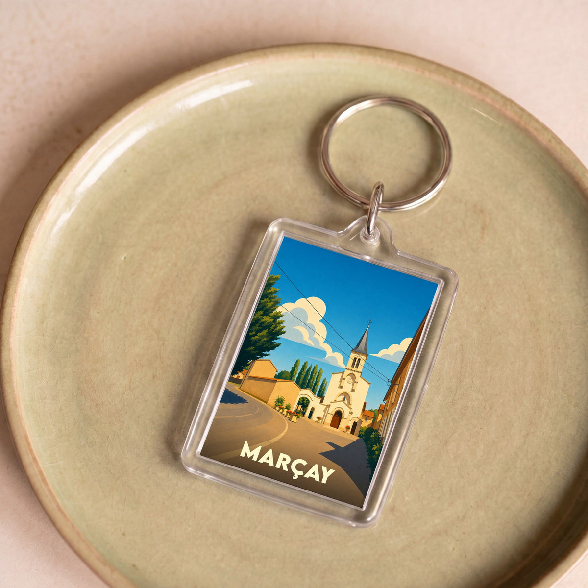 Porte-clés souvenir de la ville de Marçay avec une illustration stylisée.