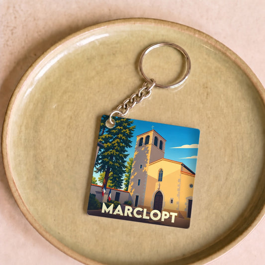 Porte-clés souvenir de la ville de Marclopt avec une illustration stylisée de son église.