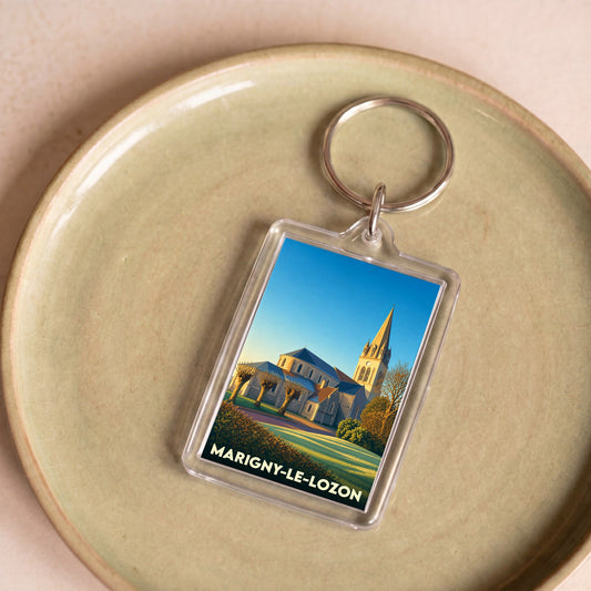 Porte-clés souvenir de la ville de Marigny-Le-Lozon avec une illustration stylisée de son église.