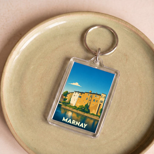 Porte-clés souvenir de la ville de Marnay avec une illustration stylisée d'un bâtiment au bord de l'eau.