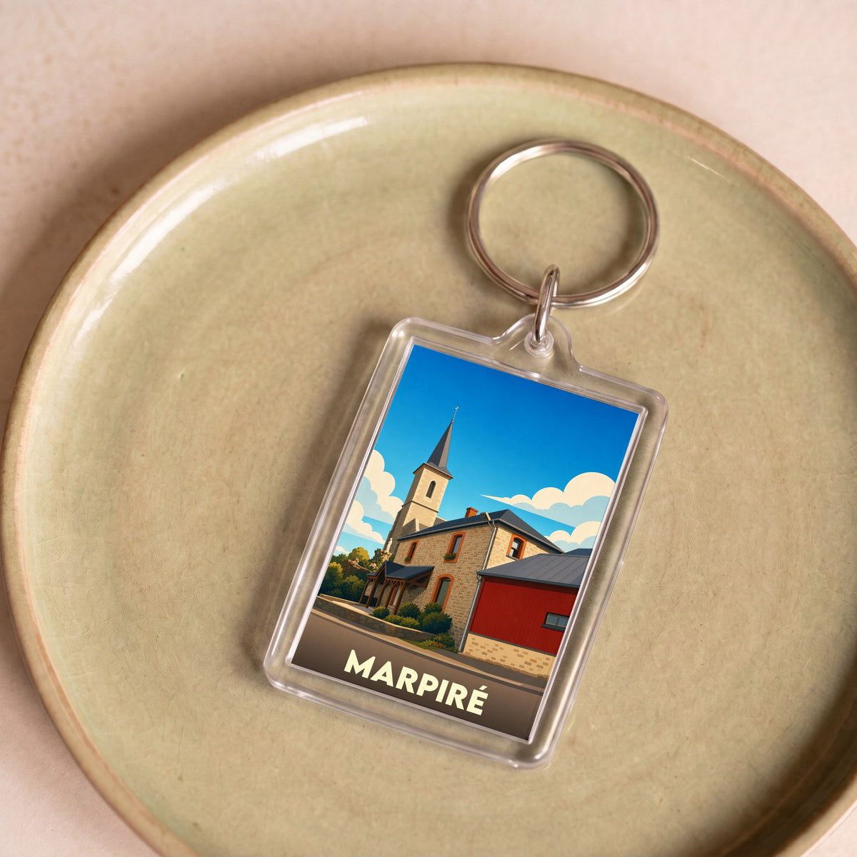 Porte-clés souvenir de la ville de Marpiré avec une illustration stylisée.